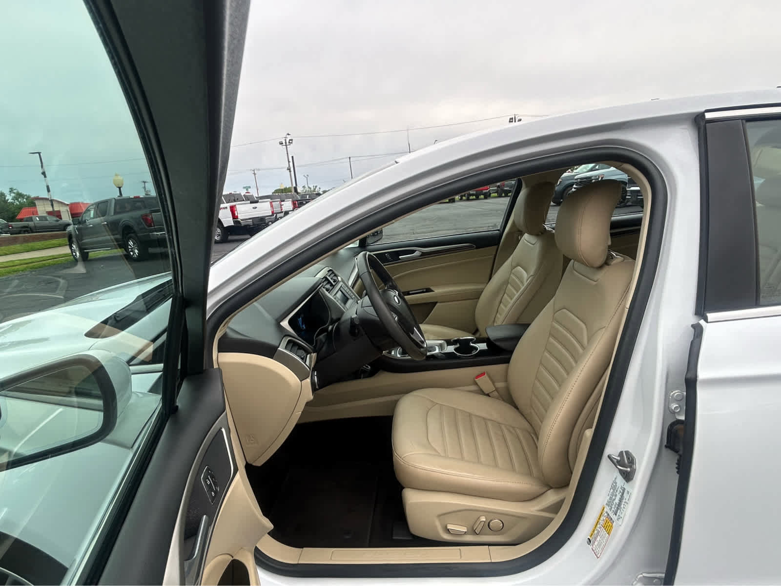 Used 2014 Ford Fusion SE w/ Equipment Group 202A FWD image 10