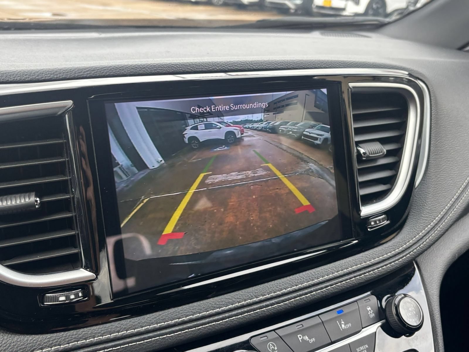 Used 2025 Chrysler Pacifica Limited FWD image 26