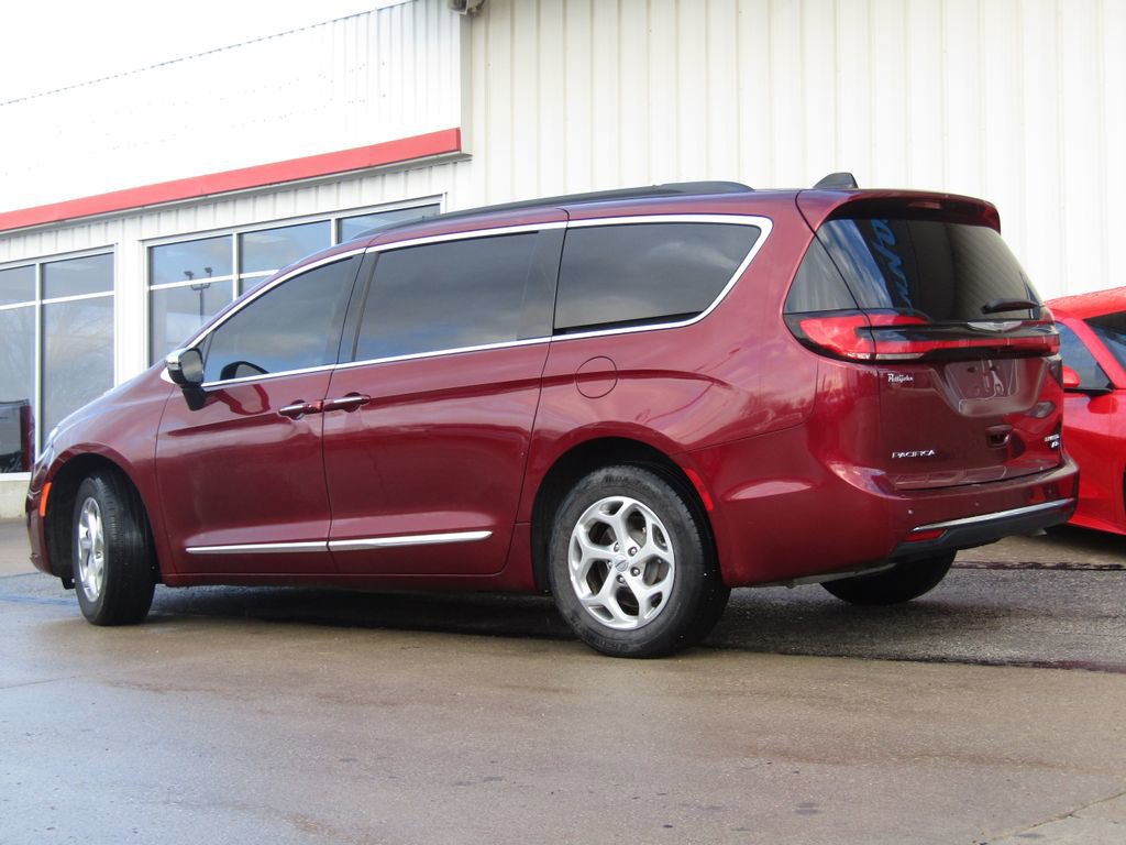 Used 2023 Chrysler Pacifica Limited AWD/4WD image 10