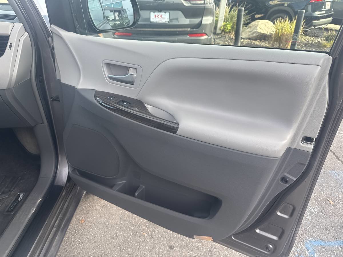 Used 2015 Toyota Sienna XLE image 21