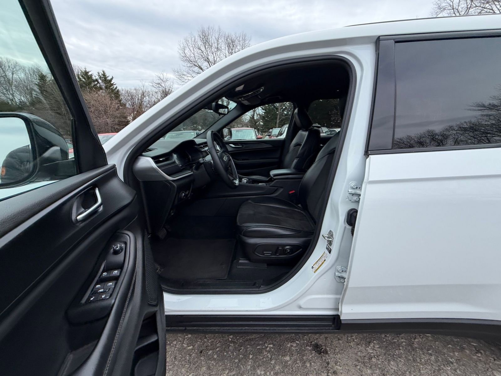 Used 2023 Jeep Grand Cherokee L Laredo AWD/4WD image 28