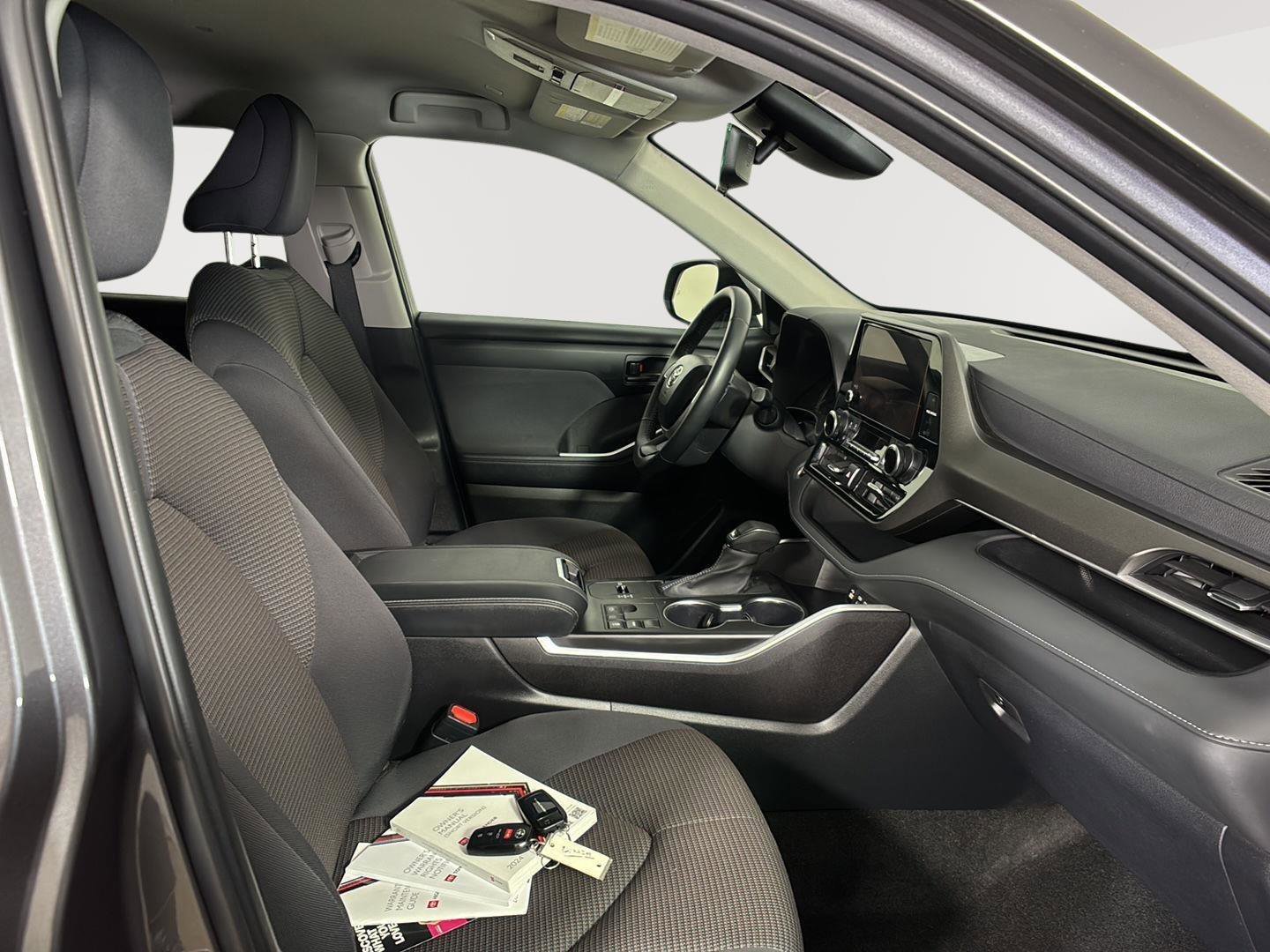 Used 2024 Toyota Highlander LE image 30