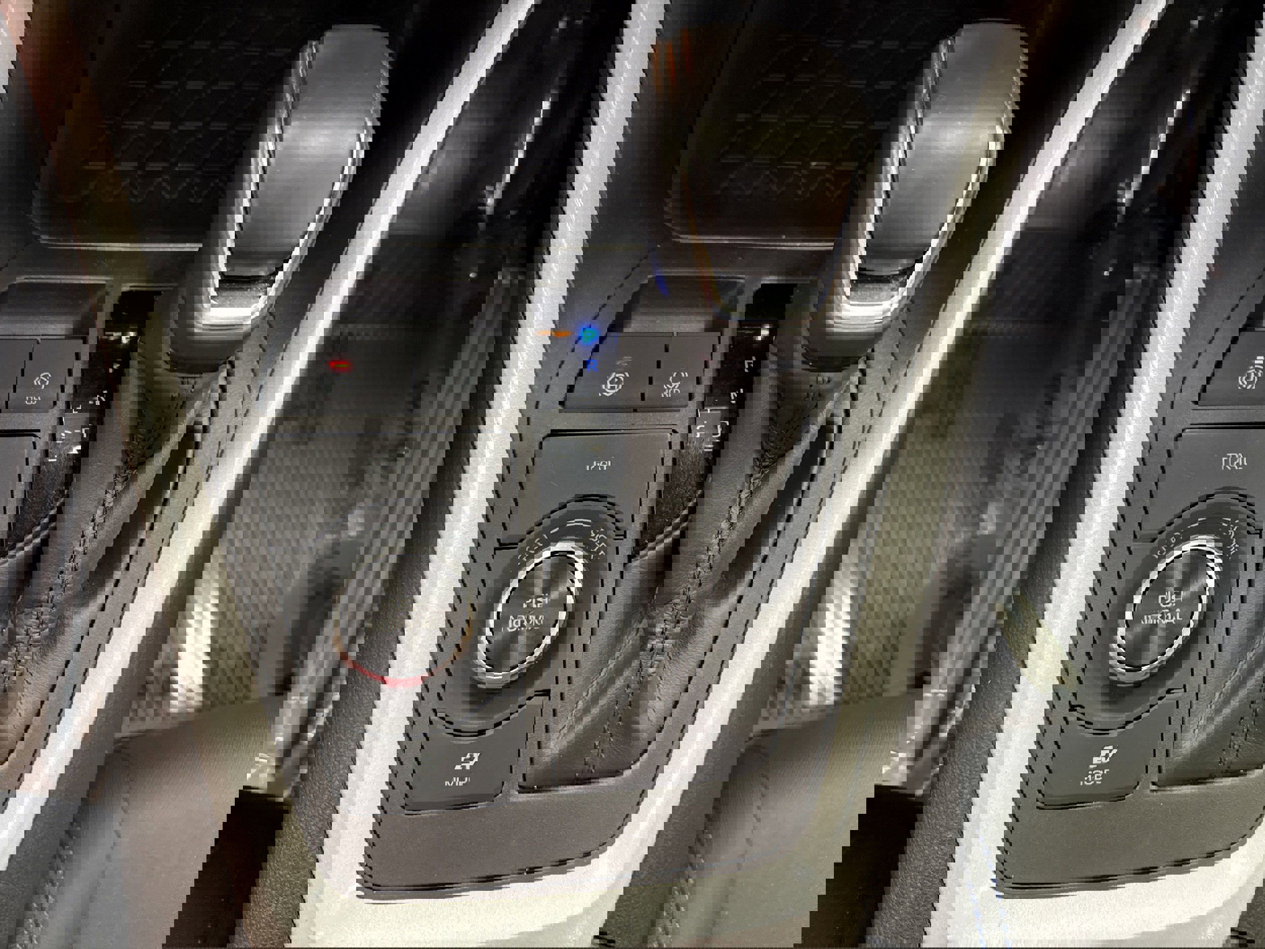 Used 2024 Toyota RAV4 SE w/ Convenience Package image 48