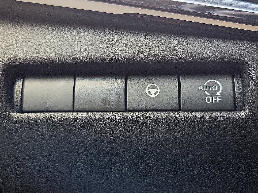 Used 2025 Nissan Kicks SR FWD image 19