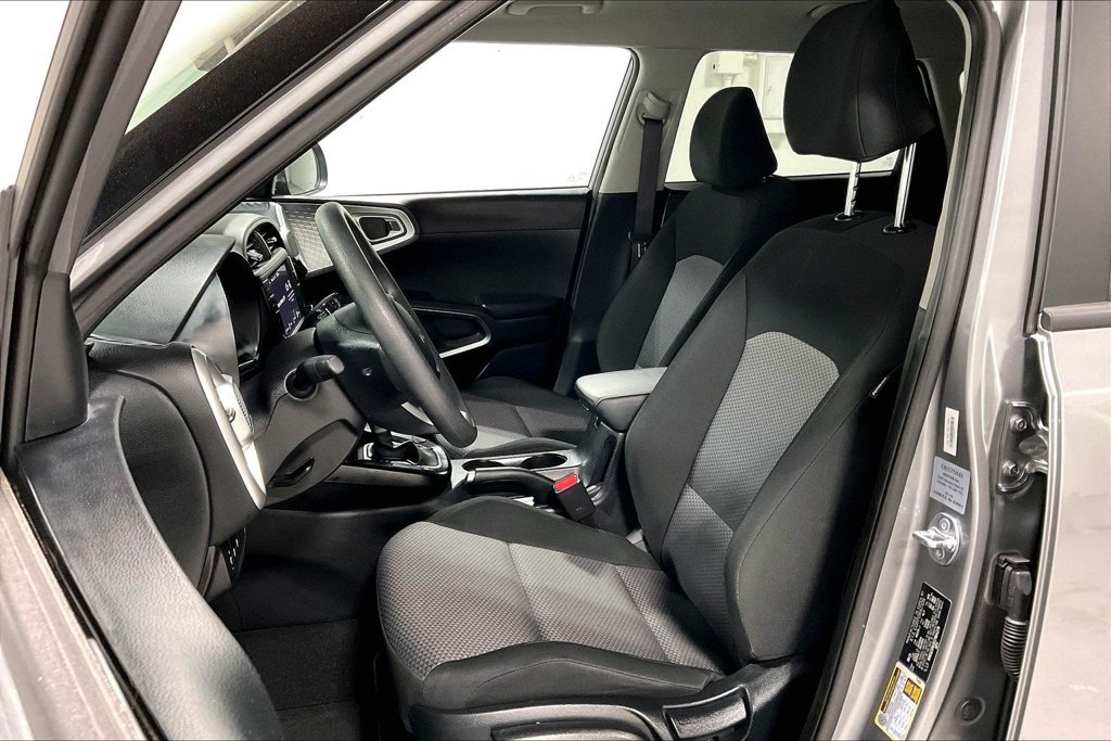 Used 2025 Kia Soul LX w/ LX Technology Package FWD image 30