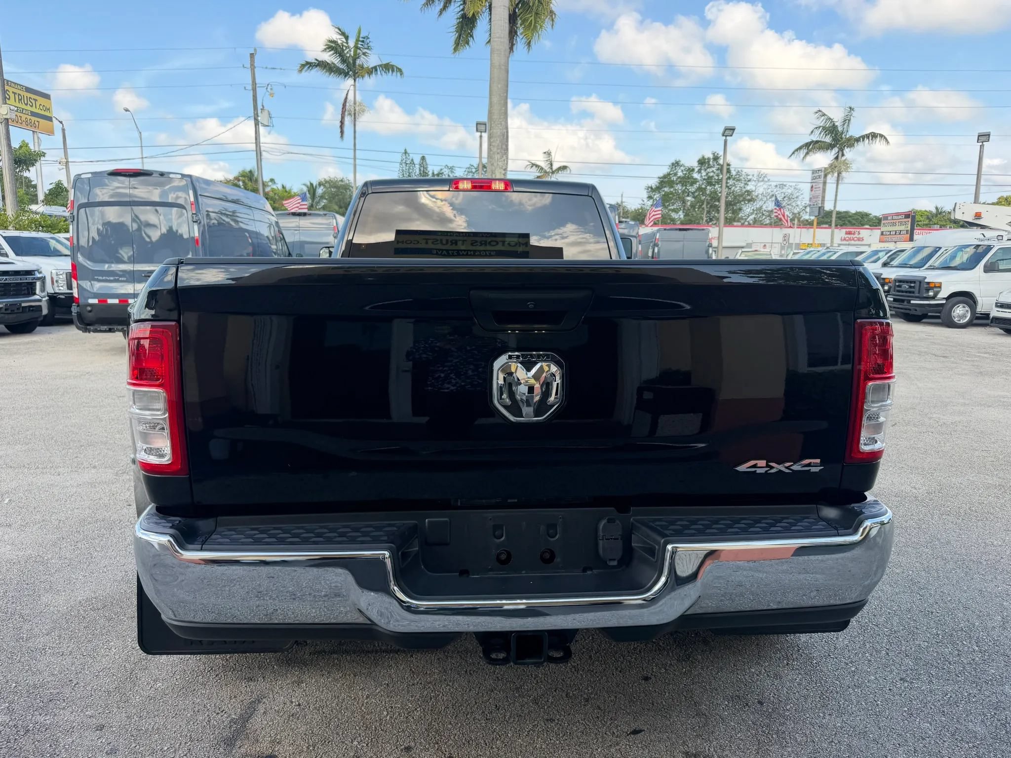 Used 2022 RAM 3500 Tradesman w/ Chrome Appearance Group AWD/4WD image 4