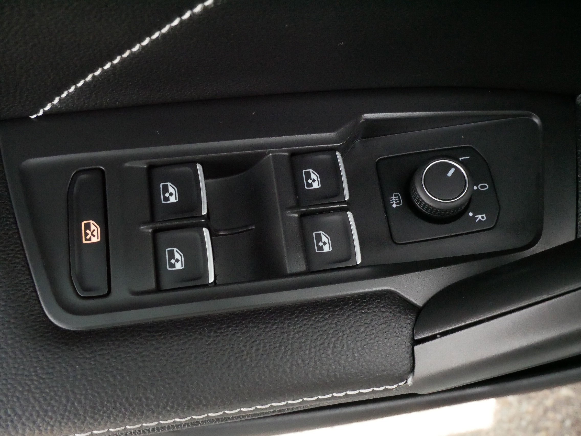 Certified 2023 Volkswagen Tiguan SE w/ Panoramic Sunroof Package image 19