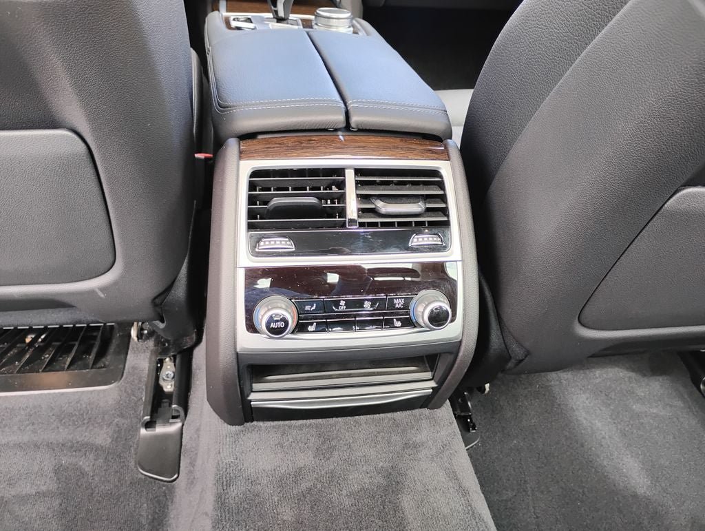 Used 2020 BMW 740i xDrive AWD/4WD image 27
