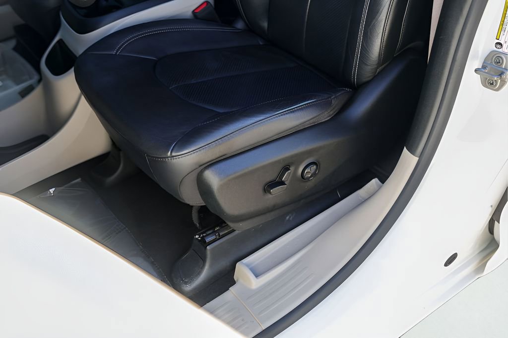 Used 2022 Chrysler Pacifica Touring-L image 11