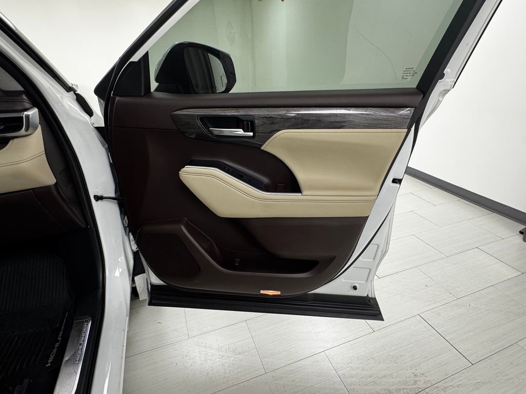 Used 2020 Toyota Highlander Platinum image 14
