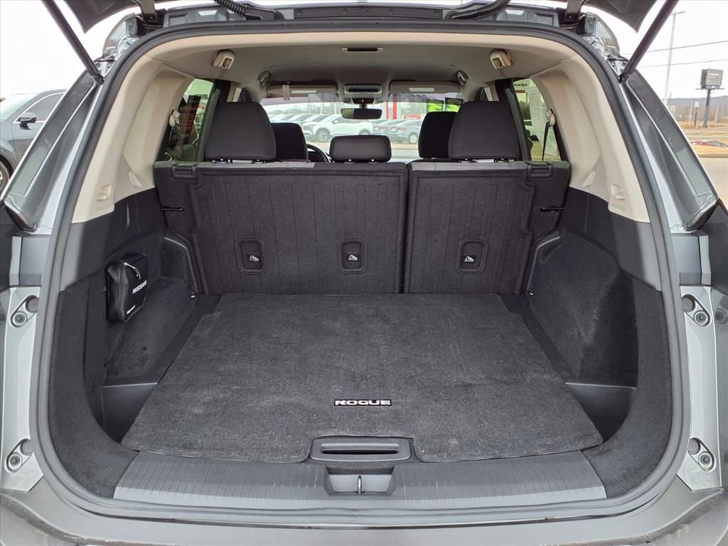 Used 2023 Nissan Rogue SV image 16
