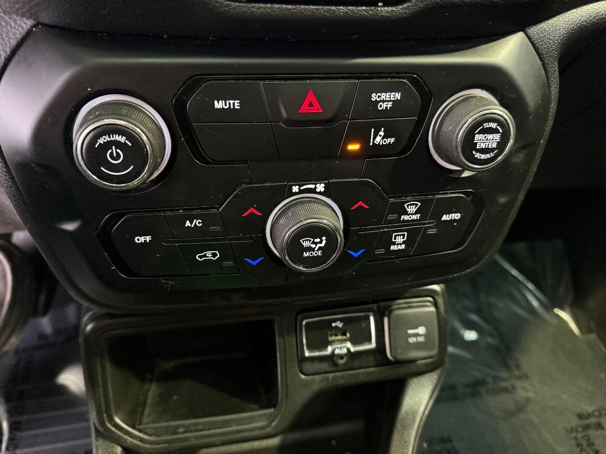 Used 2021 Jeep Renegade Latitude w/ Sun & Sound Group FWD image 21