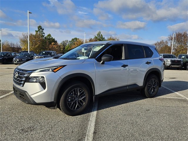 Used 2025 Nissan Rogue S image 3