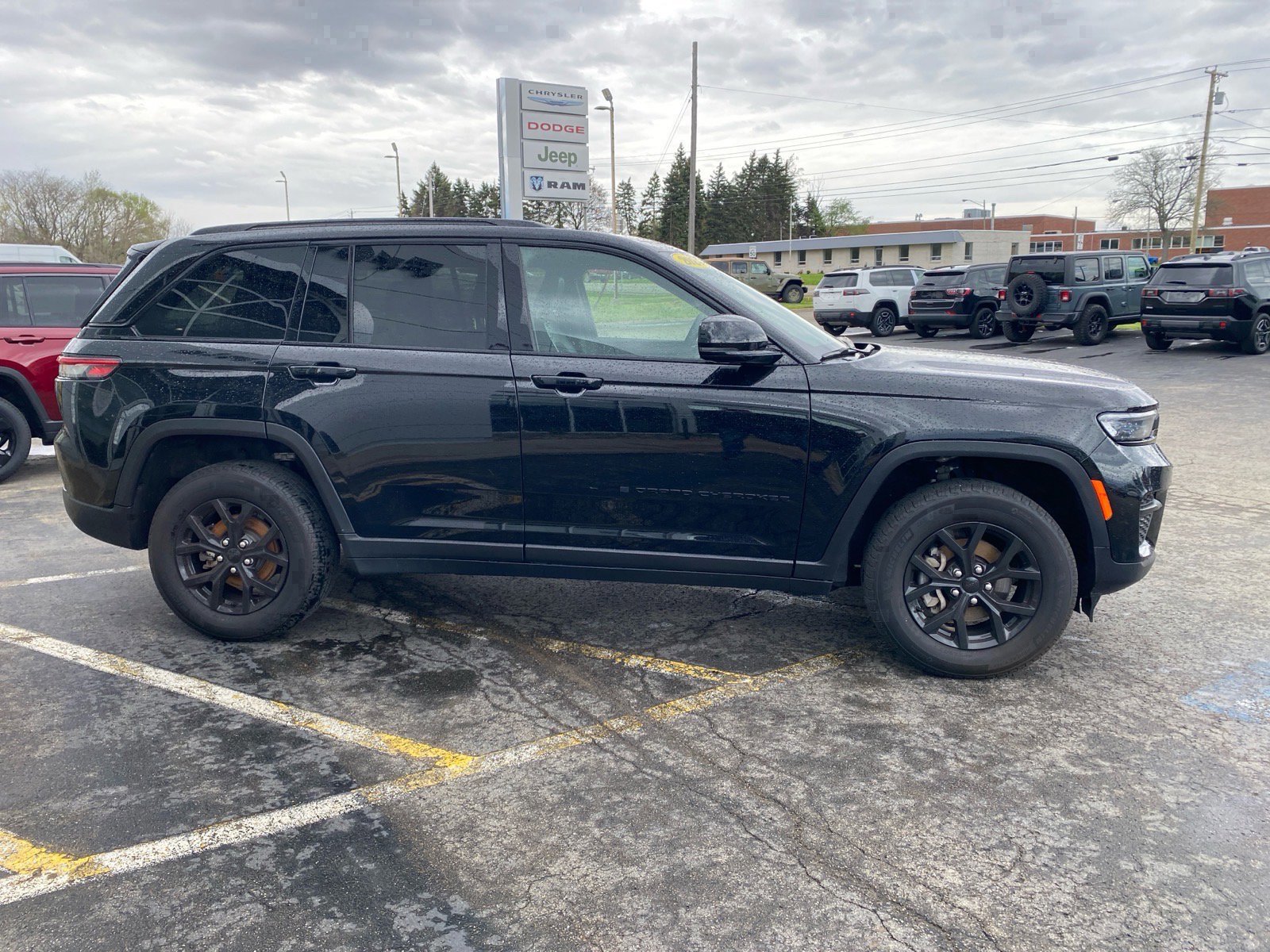 Used 2024 Jeep Grand Cherokee Altitude AWD/4WD image 6