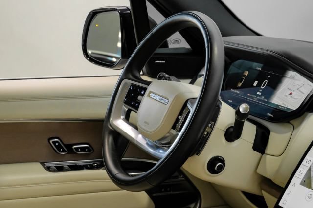 Used 2025 Land Rover Range Rover SE AWD/4WD image 19