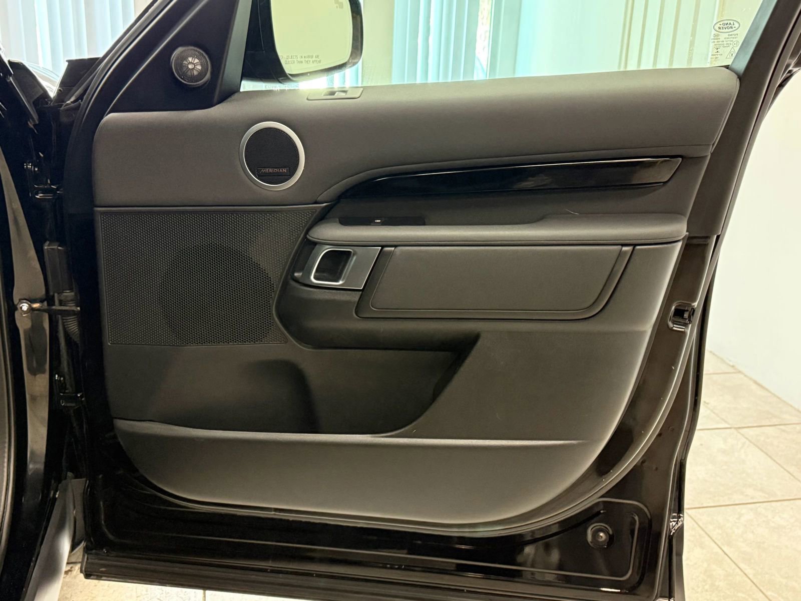 Used 2020 Land Rover Discovery SE image 22