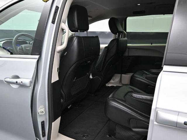 Used 2024 Chrysler Pacifica Touring-L image 20