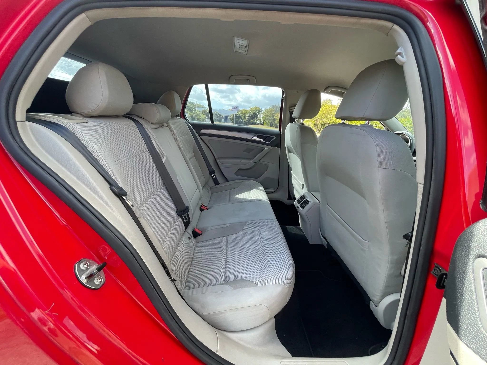 Used 2016 Volkswagen Golf S image 32