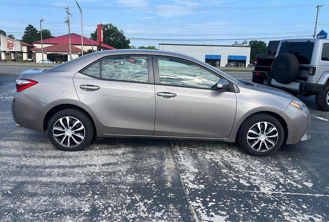 Used 2016 Toyota Corolla LE FWD image 2