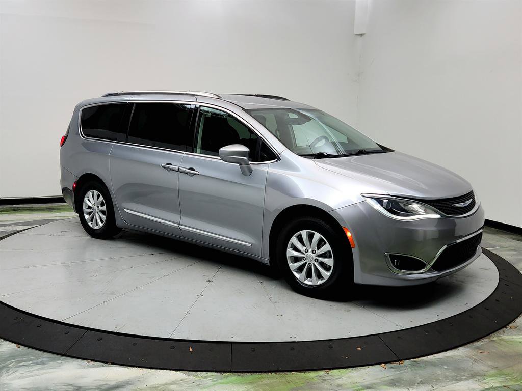 Used 2019 Chrysler Pacifica Touring-L FWD image 3
