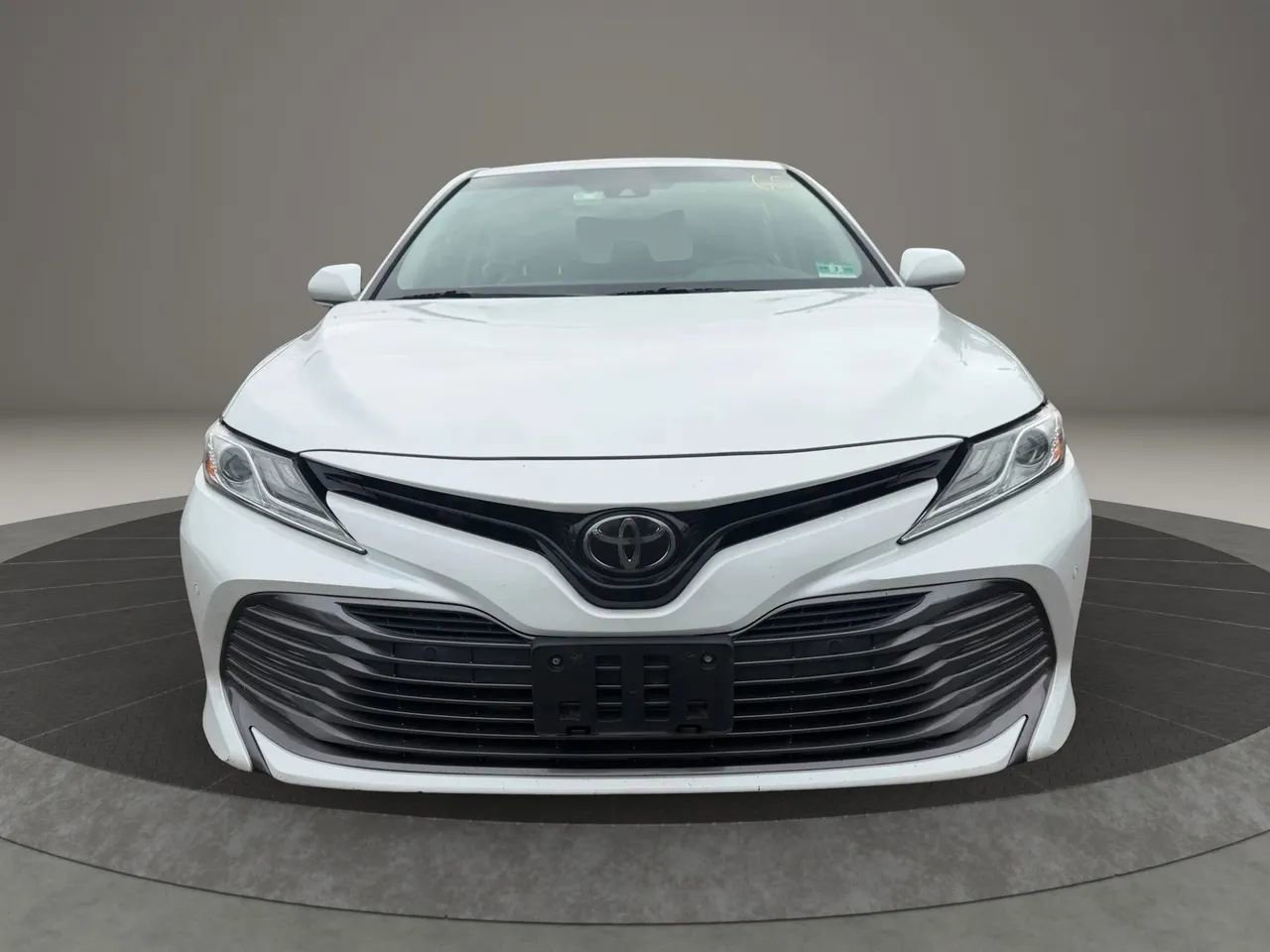 Used 2018 Toyota Camry XLE FWD image 2
