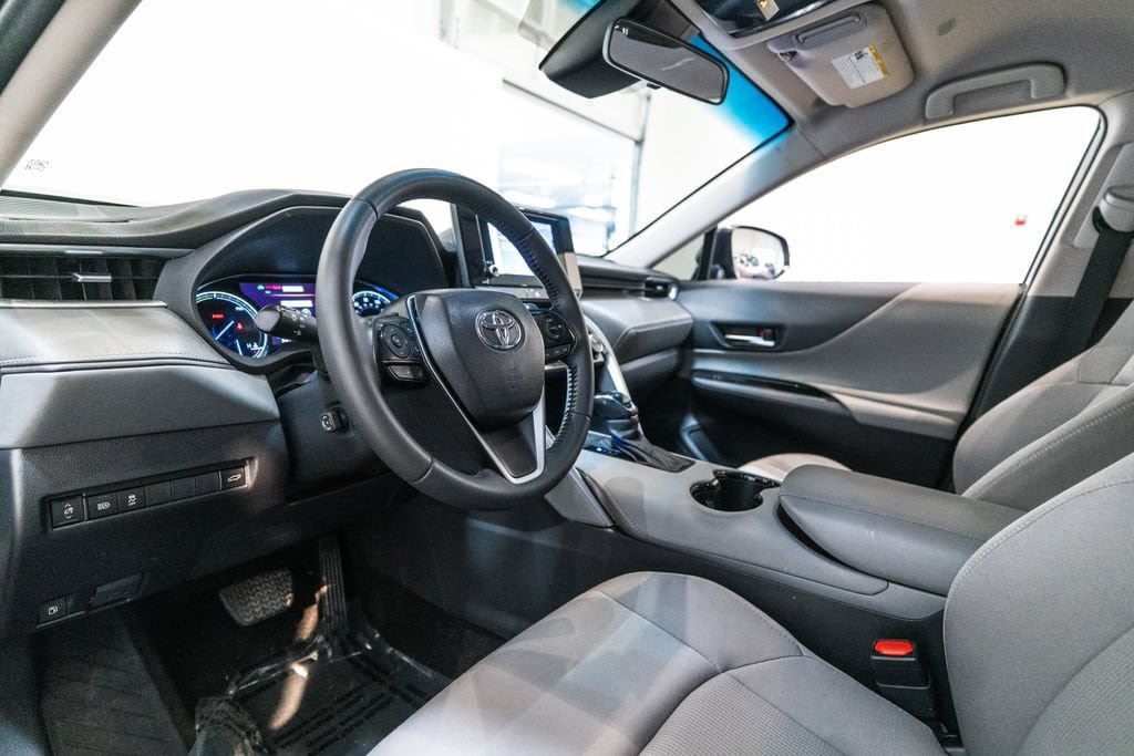 Used 2024 Toyota Venza LE AWD/4WD image 4