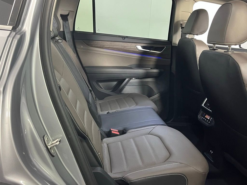 Used 2025 Volkswagen Atlas SEL image 34