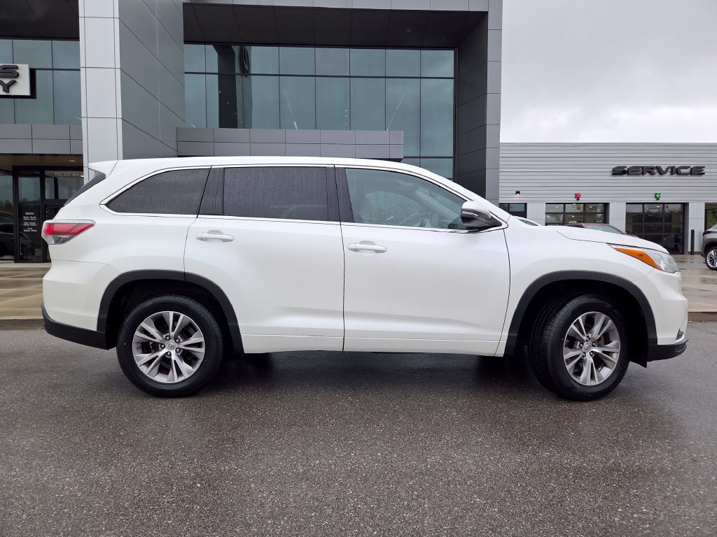Used 2015 Toyota Highlander Plus FWD image 25