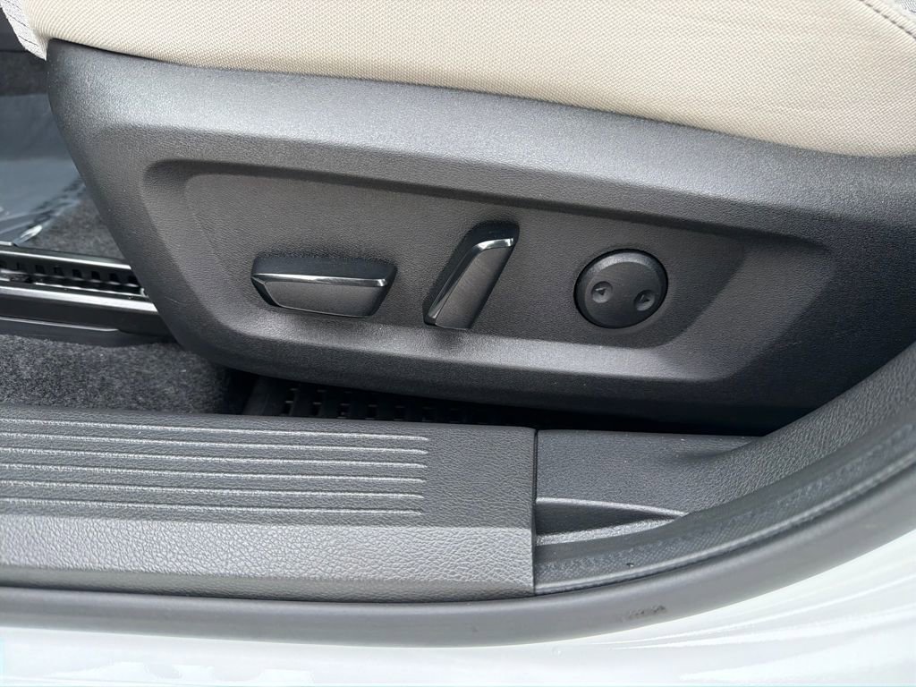 Used 2023 Nissan Rogue SV image 16