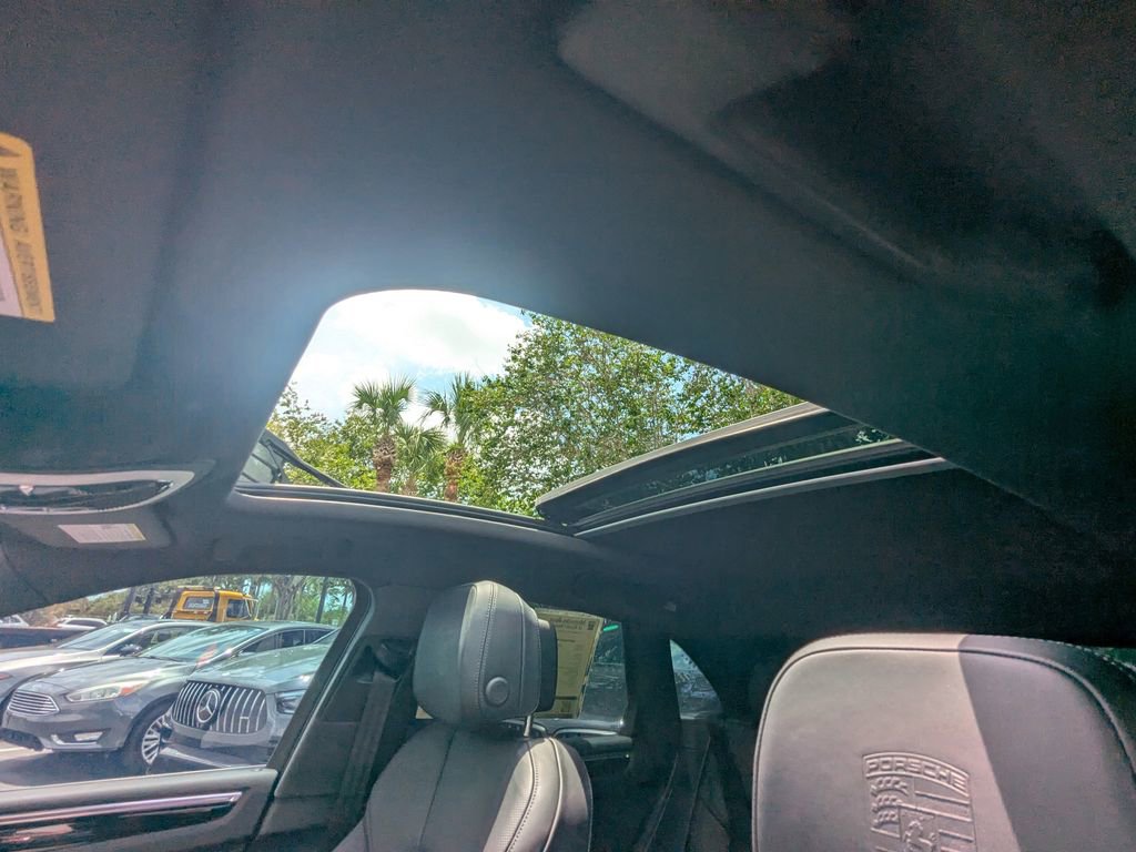 Used 2025 Porsche Macan AWD/4WD image 7