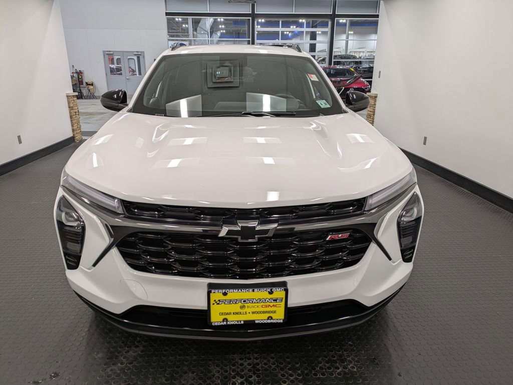 Used 2025 Chevrolet Trax RS w/ Driver Confidence Package image 2