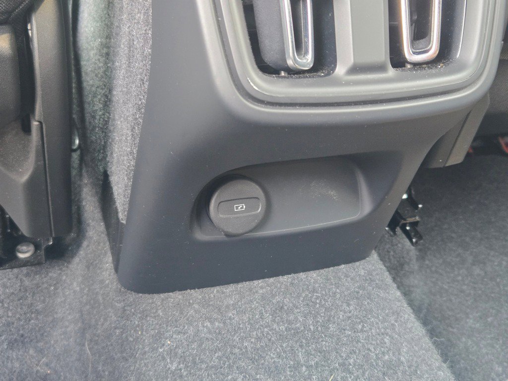 Used 2024 Volvo XC40 B5 Core image 18