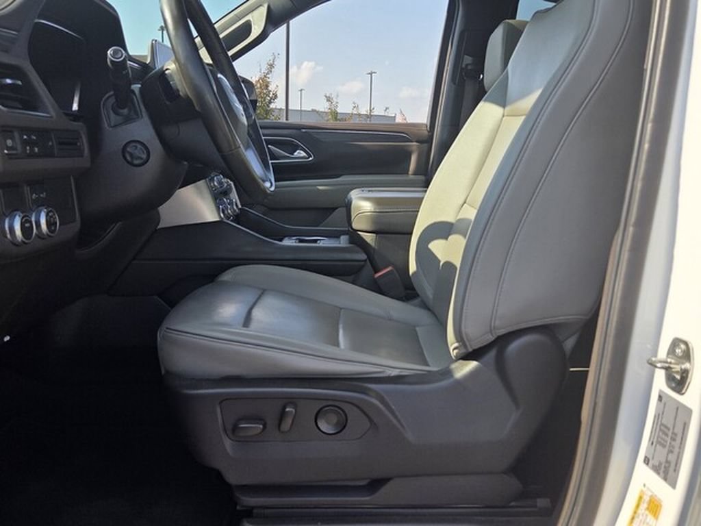 Used 2022 GMC Yukon XL SLT w/ SLT Premium Package RWD image 3