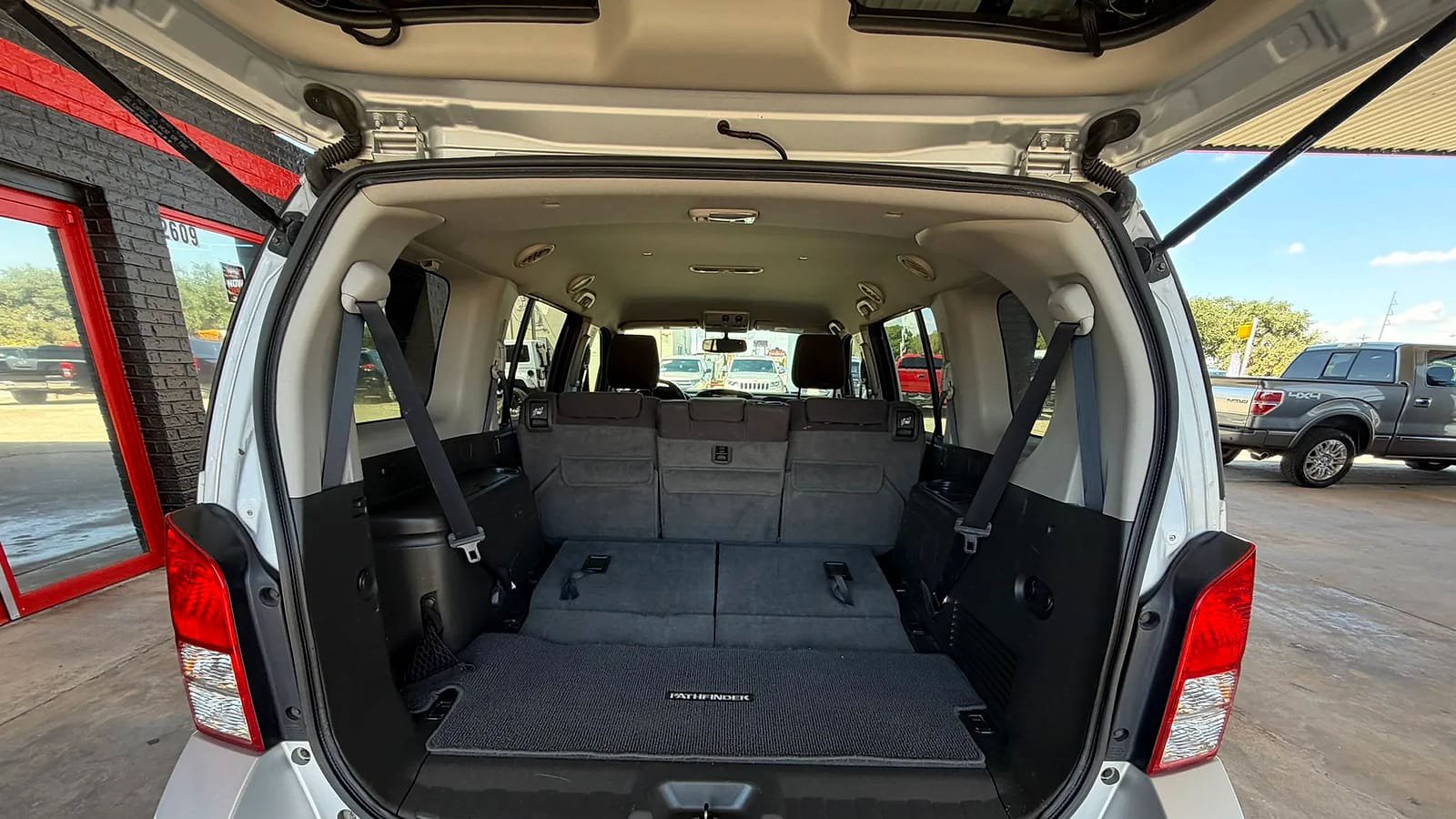 Used 2011 Nissan Pathfinder SV RWD image 16