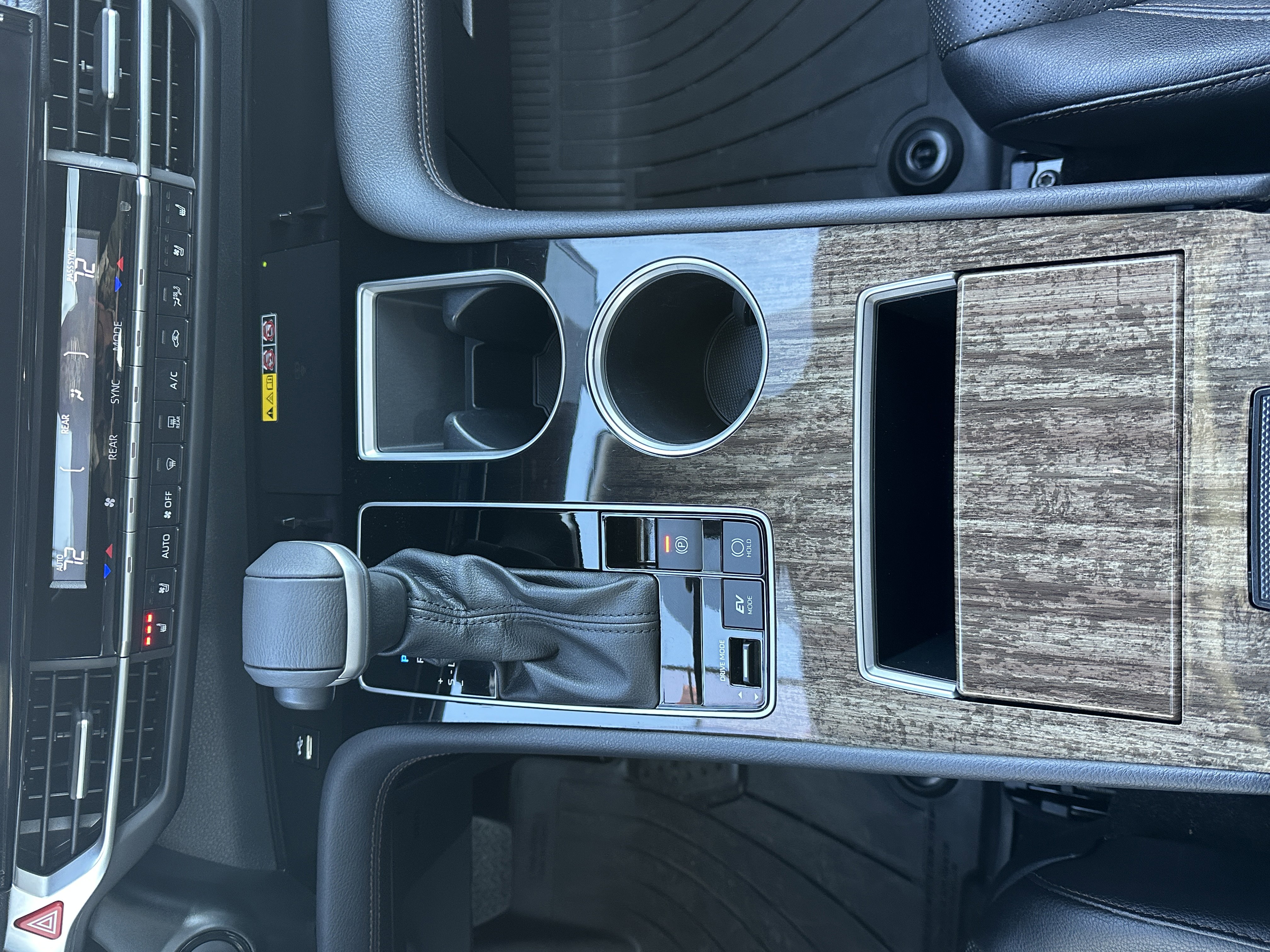 Used 2025 Toyota Sienna Limited image 35