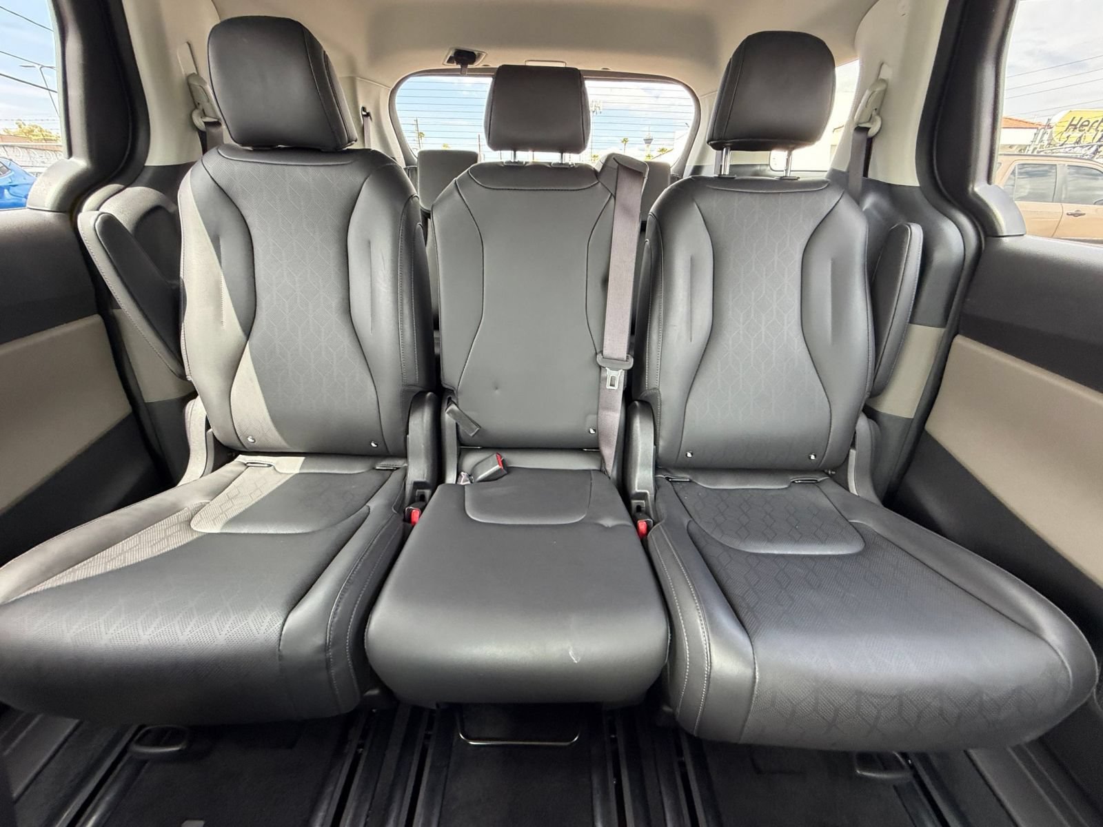 Used 2026 Kia Carnival FWD image 40