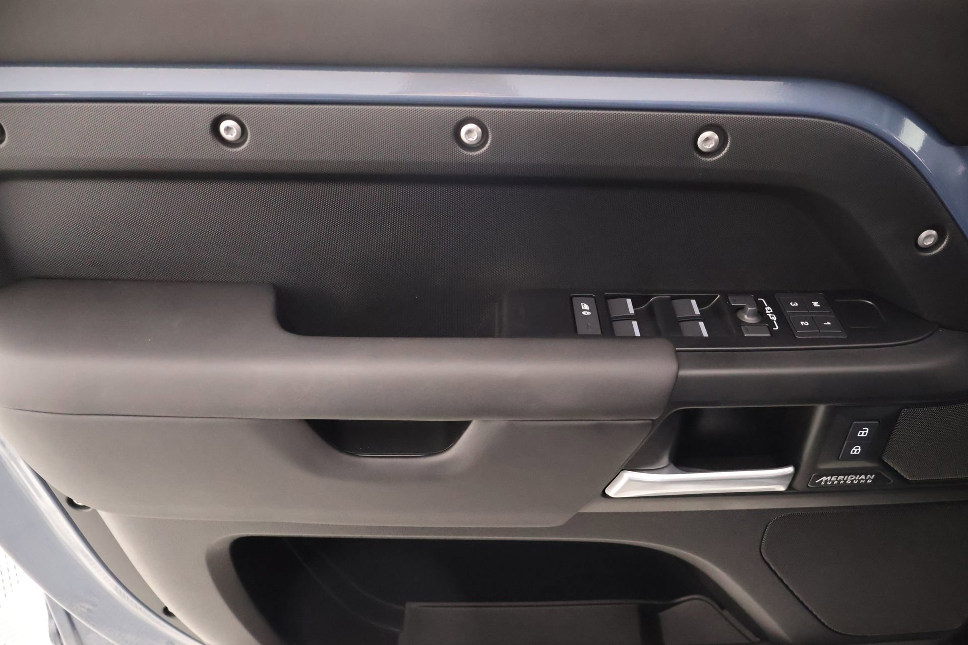 Used 2025 Land Rover Defender 110 X-Dynamic SE image 16