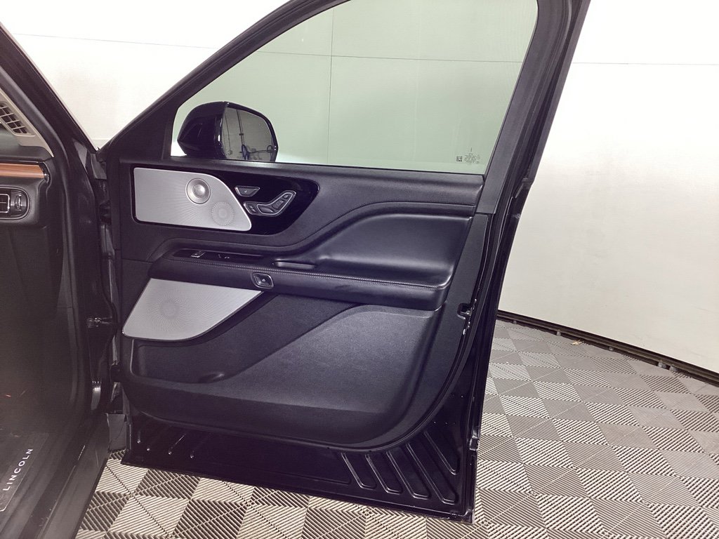Used 2020 Lincoln Aviator Reserve w/ Equipment Group 201A image 8