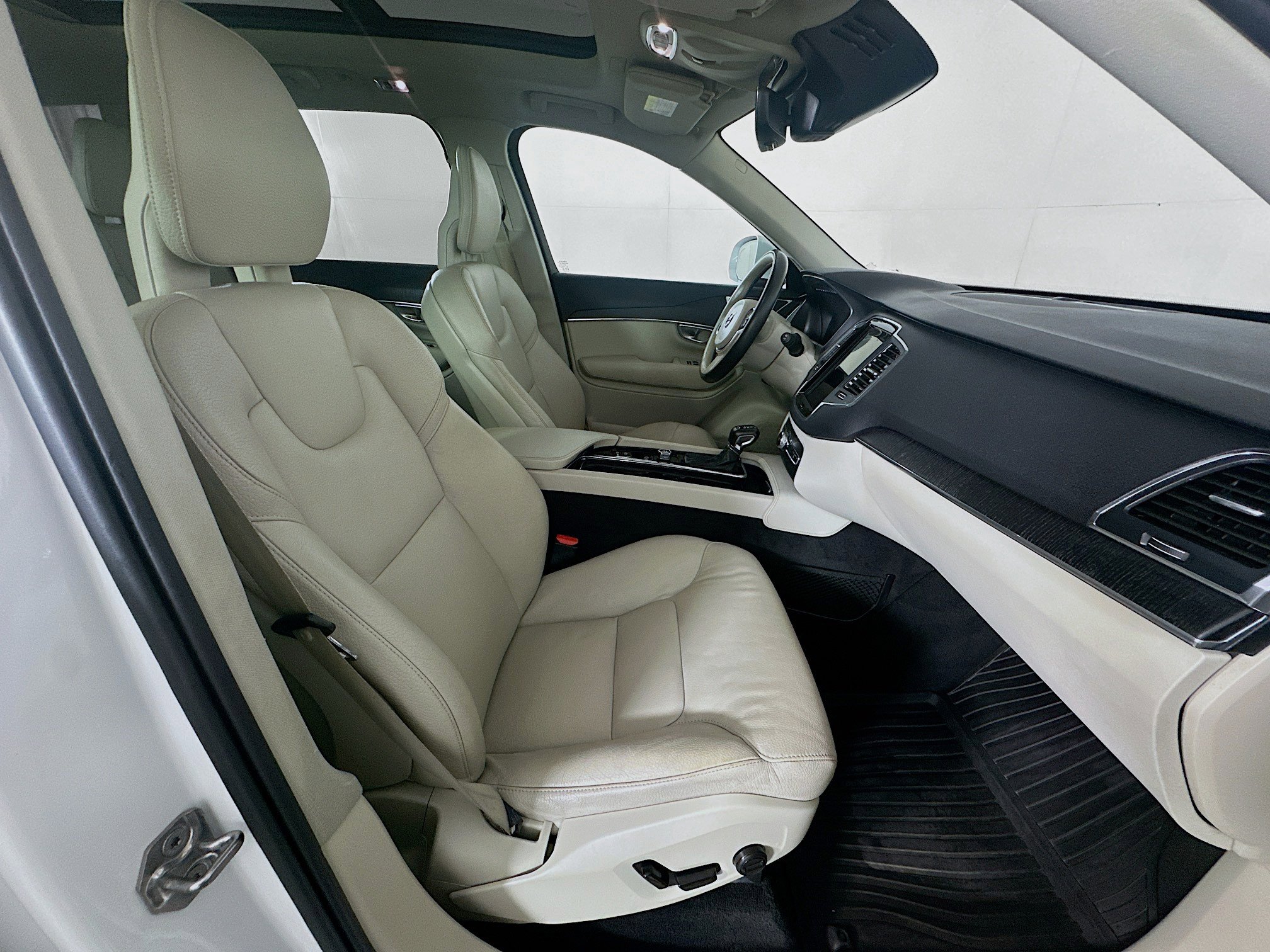 Used 2020 Volvo XC90 T5 Momentum FWD image 35