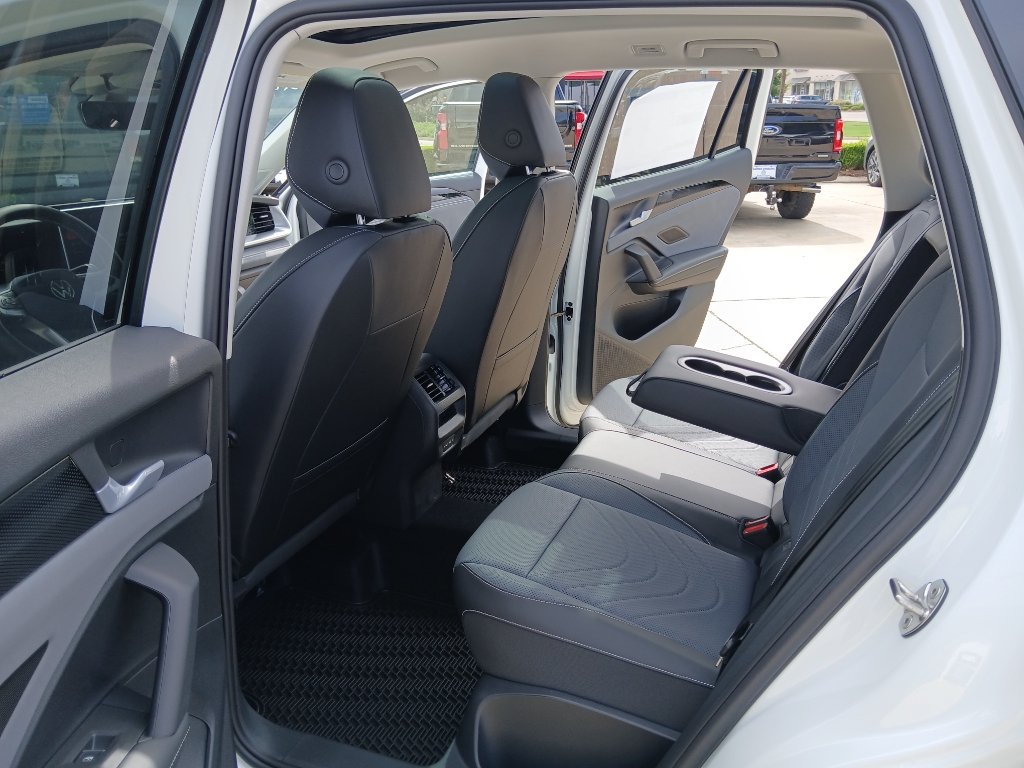 New 2026 Volkswagen Tiguan SE FWD image 19