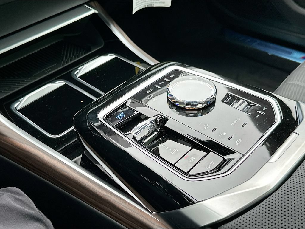 New 2026 BMW i7 xDrive60 w/ Premium Package AWD/4WD image 17