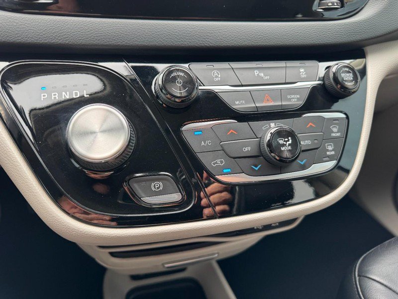 Used 2019 Chrysler Pacifica Touring-L FWD image 18