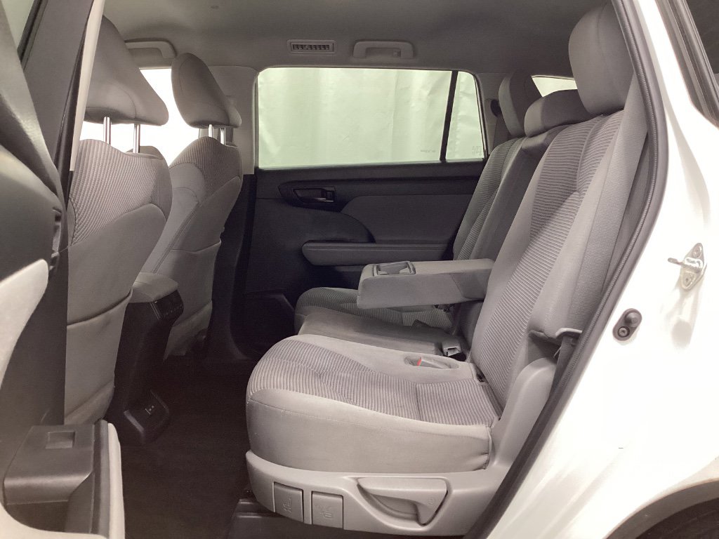 Used 2022 Toyota Highlander LE image 5