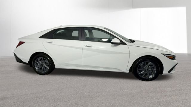 Used 2025 Hyundai Elantra Hybrid FWD image 10