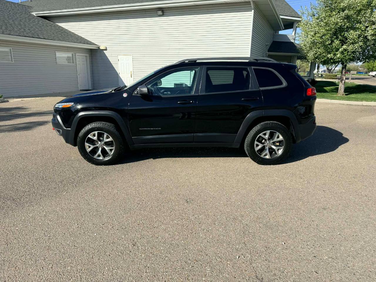 Used 2017 Jeep Cherokee Trailhawk w/ Cold Weather Group image 2