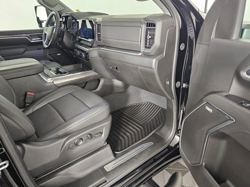 Used 2025 Chevrolet Silverado 3500 LTZ w/ LTZ Plus Package image 39
