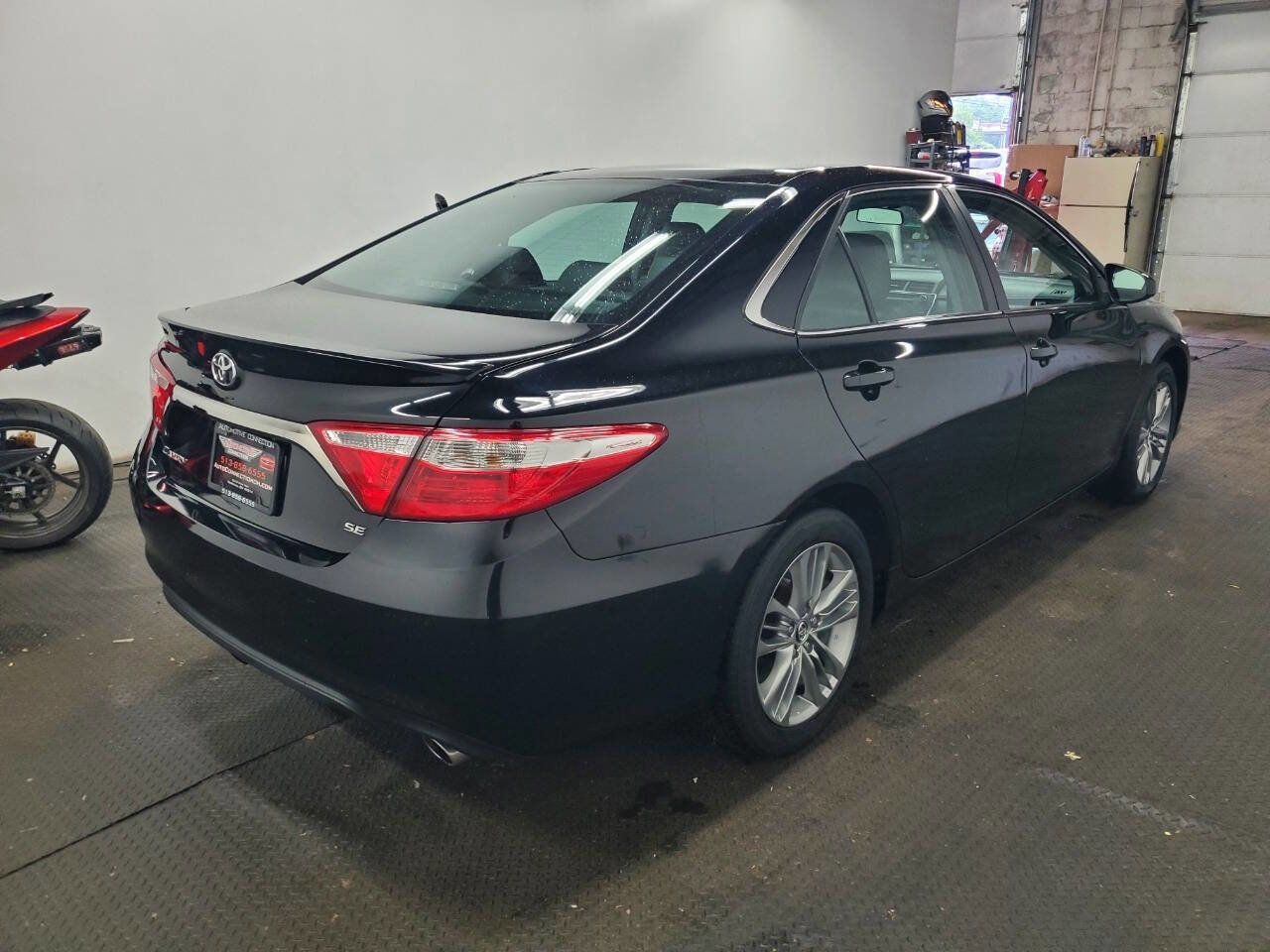 Used 2015 Toyota Camry SE FWD image 7
