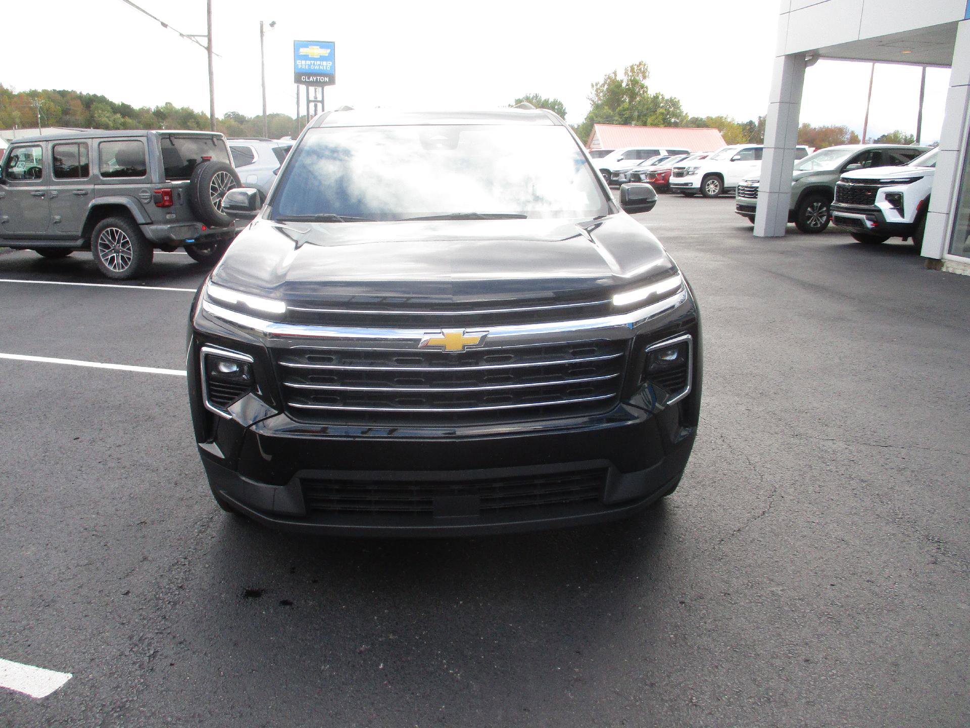 Used 2025 Chevrolet Traverse LT image 8