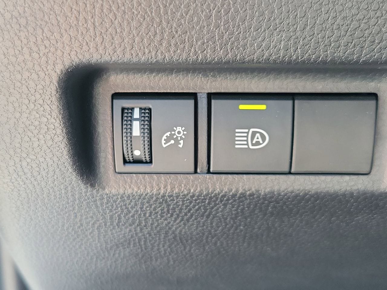 Used 2025 Toyota RAV4 XLE AWD/4WD image 30