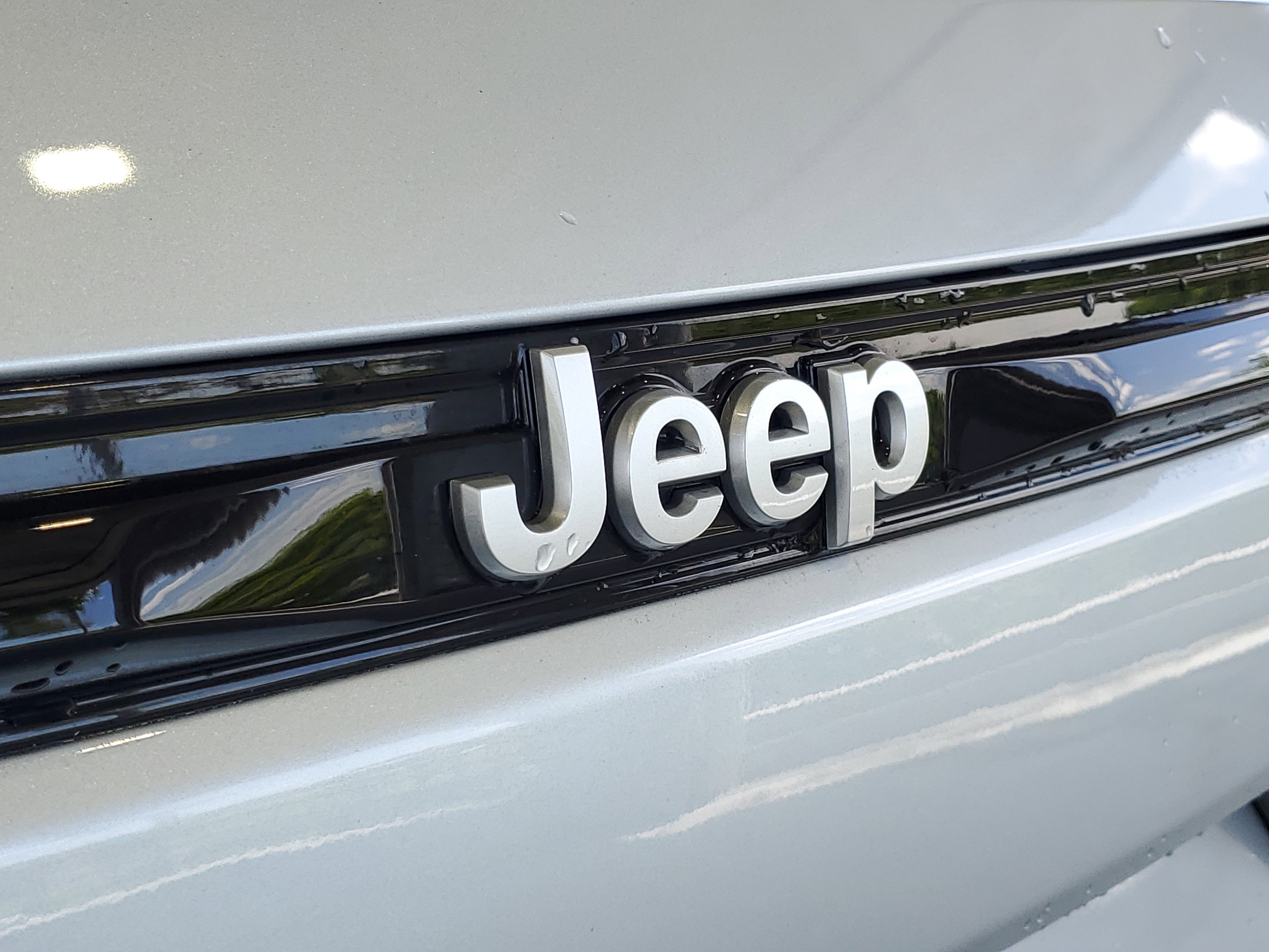 Certified 2024 Jeep Grand Cherokee Laredo AWD/4WD image 5